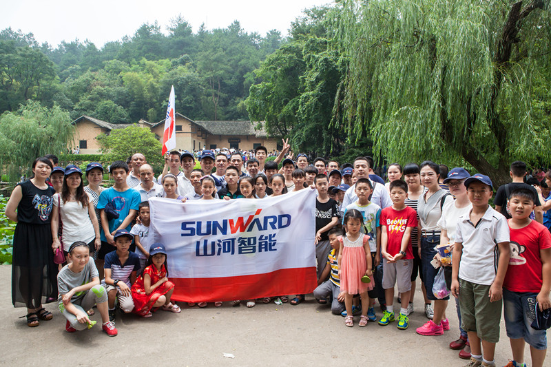 開(kāi)挖機(jī)，坐游艇、飛機(jī) 山河智能開(kāi)展員工家屬開(kāi)放日活動(dòng)