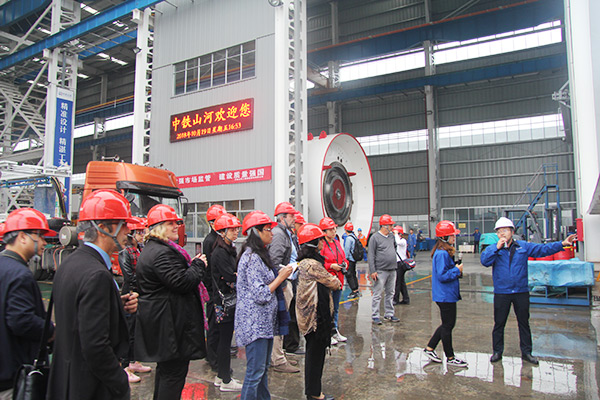 開(kāi)啟工程機(jī)械之都體驗(yàn)之旅，中外媒體觀摩團(tuán)到訪山河智能