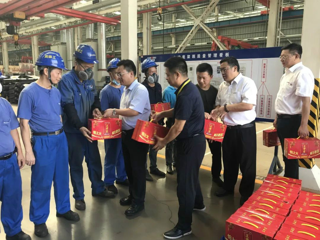 夏日炎炎送清涼，區(qū)總關(guān)懷暖人心