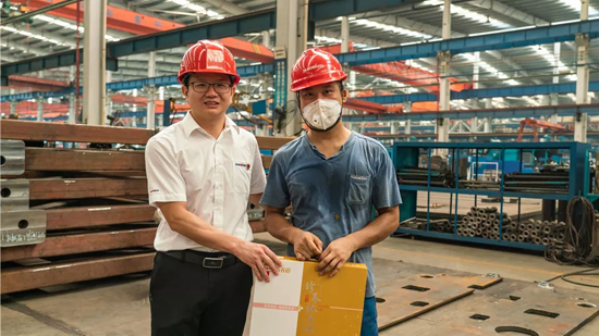 萬(wàn)力集團(tuán)“送清涼”活動(dòng)，慰問(wèn)一線員工