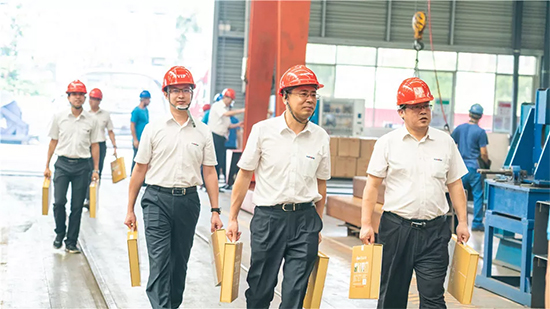 萬(wàn)力集團(tuán)“送清涼”活動(dòng)，慰問(wèn)一線員工