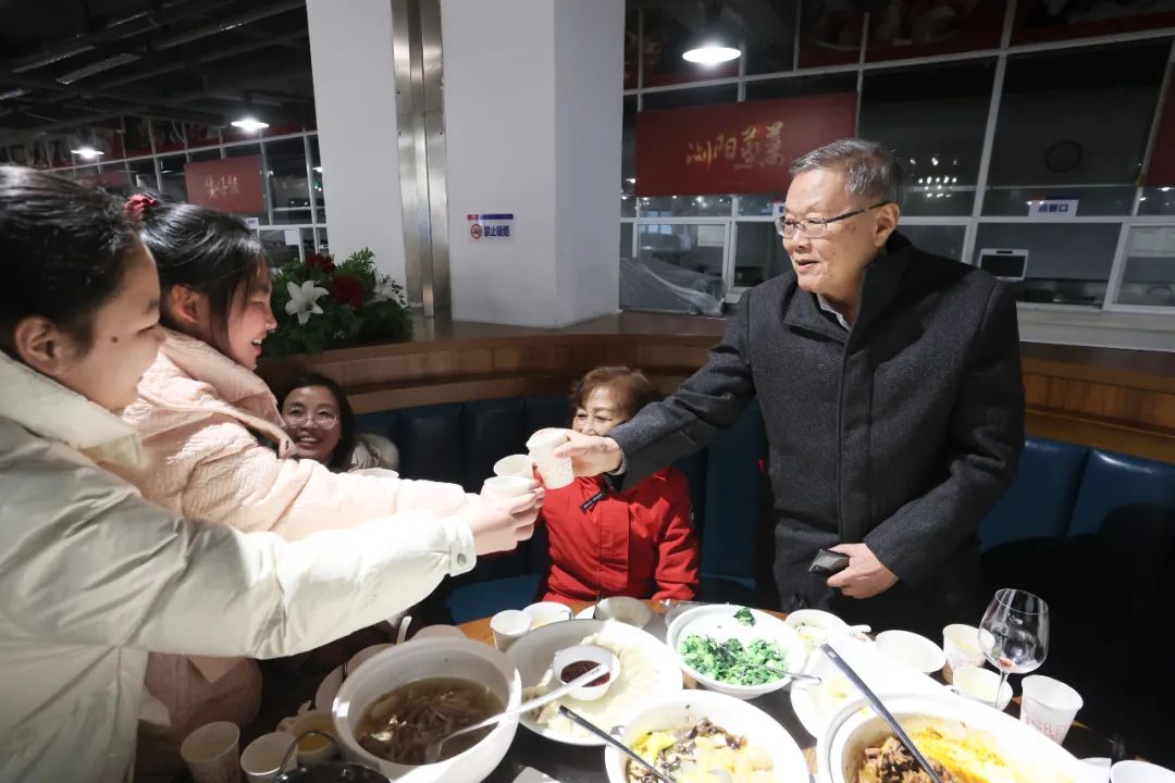 山河智能董事長何清華與留廠員工一起過大年！