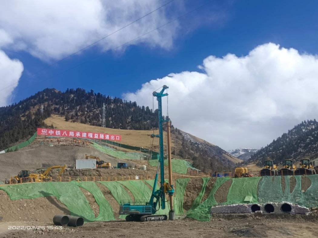 決戰(zhàn)“世界之巔”！山河智能旋挖鉆機實力助建川藏鐵路